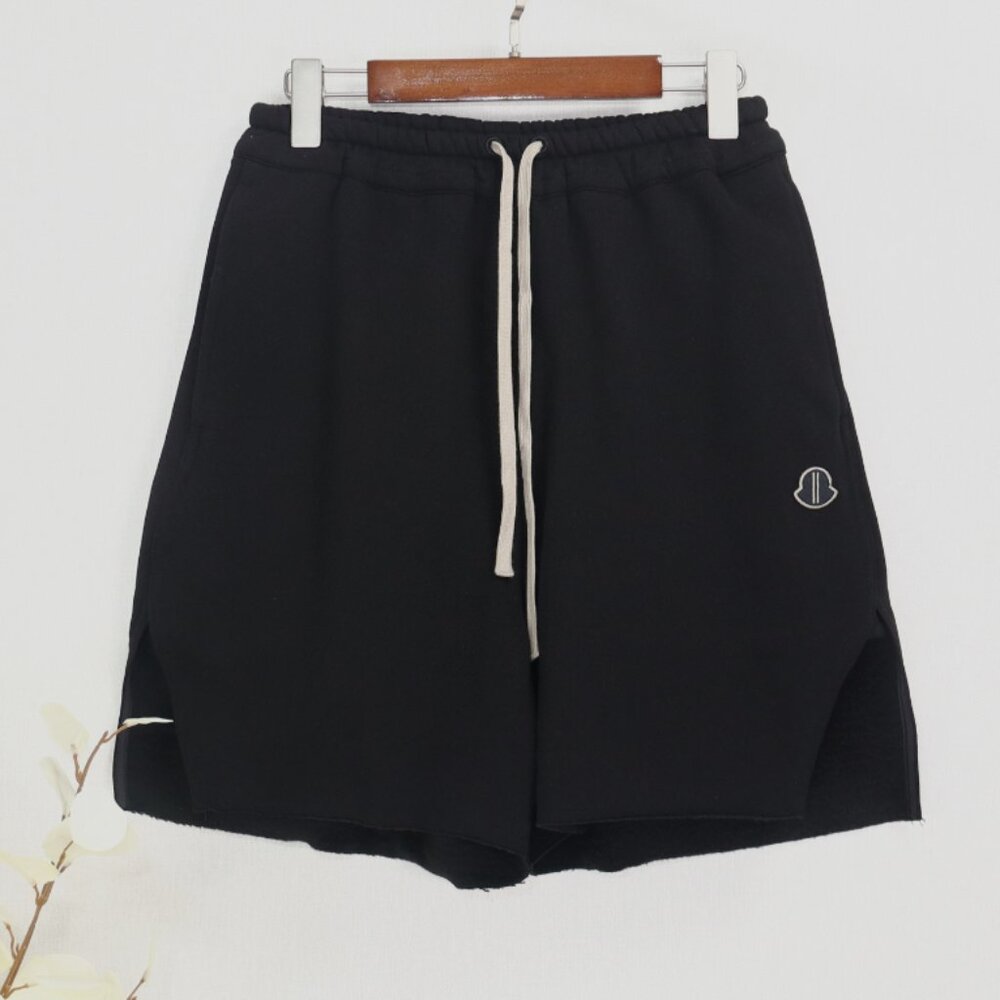 Moncler logo patch embroidered shorts